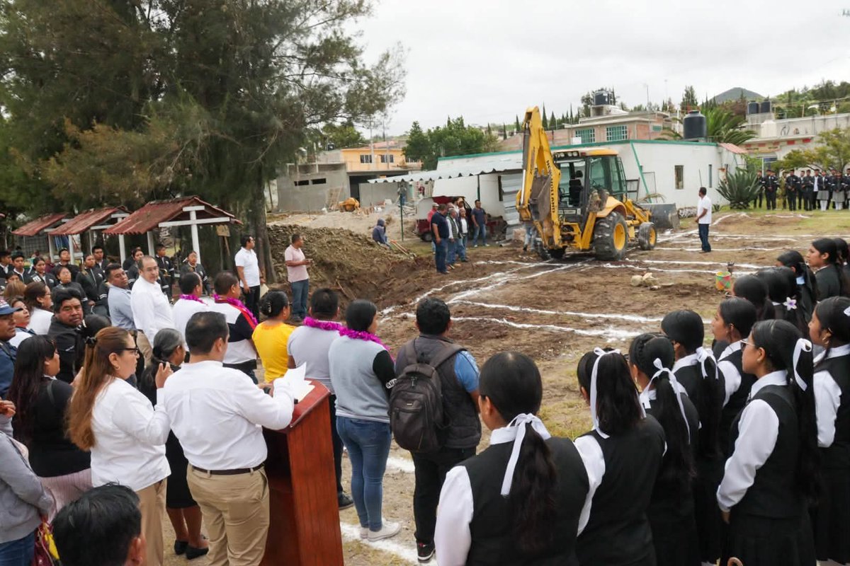 SergioLopez_S's tweet photo. ¡MÁS INFRAESTRUCTURA PARA EL CECyTE DE COIXTLAHUACA!

Acompañamos a la Autoridad Municipal en el inicio de la Construcción del laboratorio de usos múltiples y dos aulas didácticas para el EMSaD 01 del Cecyte Oaxaca en San Juan Bautista Coixtlahuaca.

Estas acciones son posibles gracias al FAISPIAM, programa que impulsa el Gobierno de la República encabezado por la Presidenta Dra. Claudia Sheinbaum Pardo (@Claudiashein).

Agradezco a las autoridades municipales y al comite de padres de familia, por sumar esfuerzos y apostarle a la educación de nuestras juventudes.

¡En el @CECyTEOaxaca seguimos avanzando!

#CECyTEO