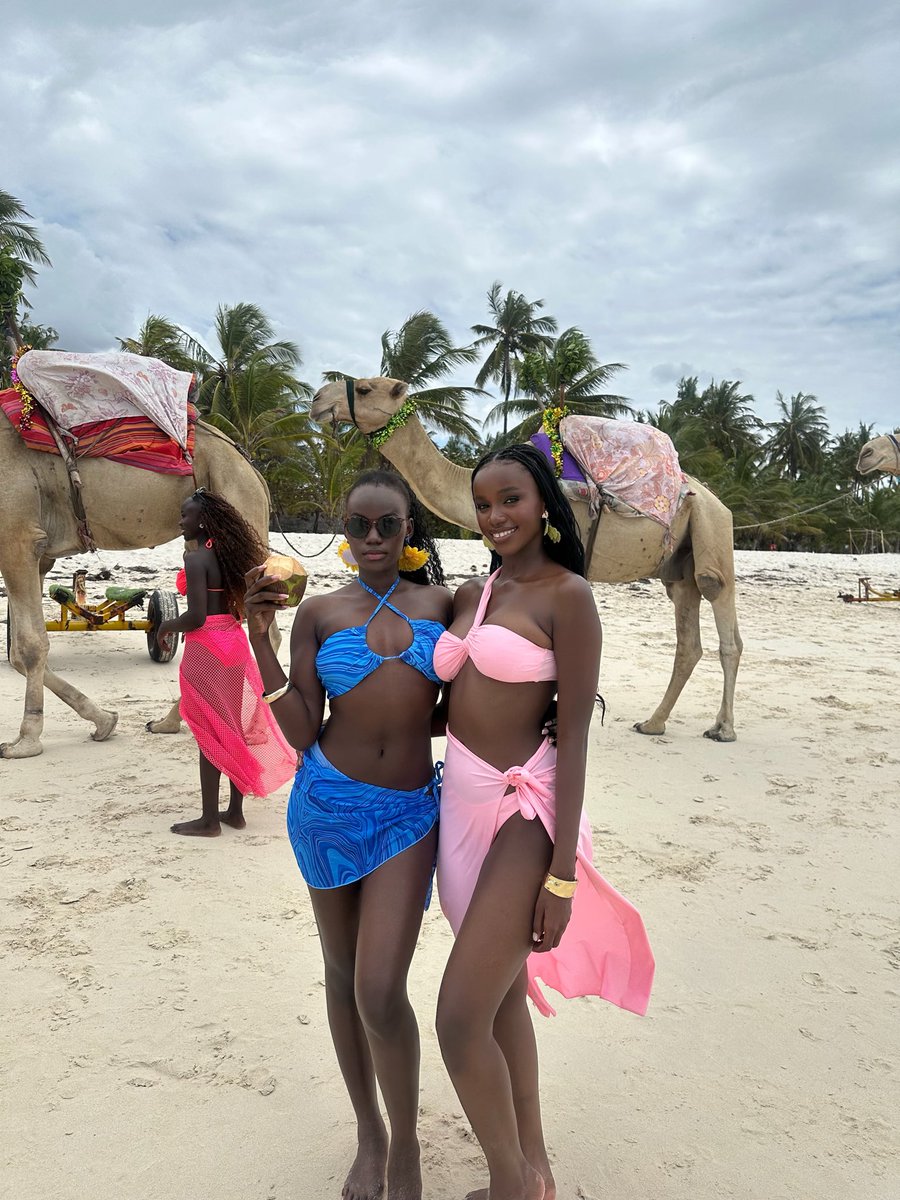 AlmorieE_'s tweet photo. soaking up the sun🩷

#MissUganda2026 #MissUgandaAt15
#TrueUgandanBeauty #15YearsOfMissUganda
#TheSearchlsOn https://t.co/etZYc5rxXi