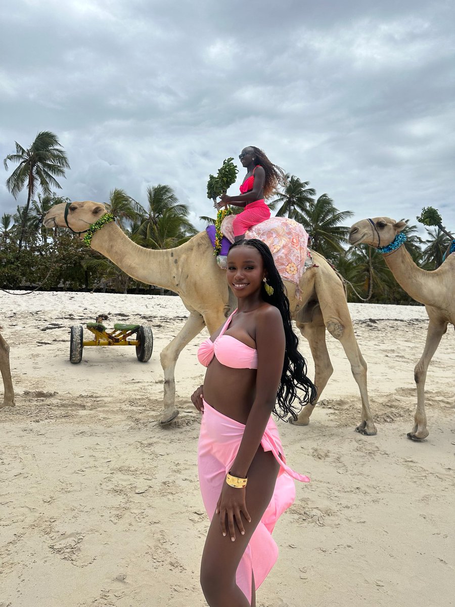 AlmorieE_'s tweet photo. soaking up the sun🩷

#MissUganda2026 #MissUgandaAt15
#TrueUgandanBeauty #15YearsOfMissUganda
#TheSearchlsOn https://t.co/etZYc5rxXi