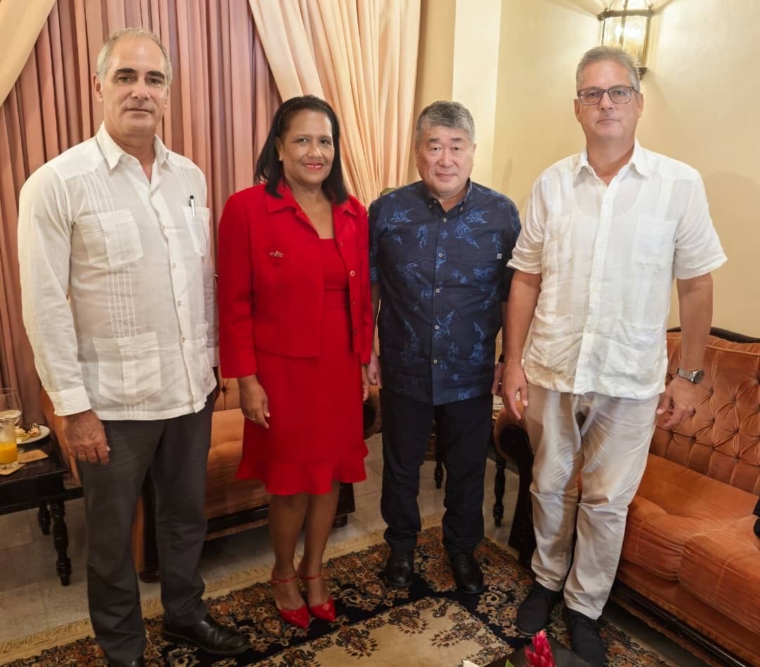 AnayansiRCamejo's tweet photo. Recibí a Kenji Isezaki, miembro del Senado de #Japón🇯🇵 y secretario general de la Liga Parlamentaria de Diplomacia Humanitaria, quien visita nuestro país. Intercambiamos sobre los efectos del reforzamiento del bloqueo y el impacto humanitario de las sanciones de EEUU 🆚 #Cuba. https://t.co/cE1nWwQXTZ