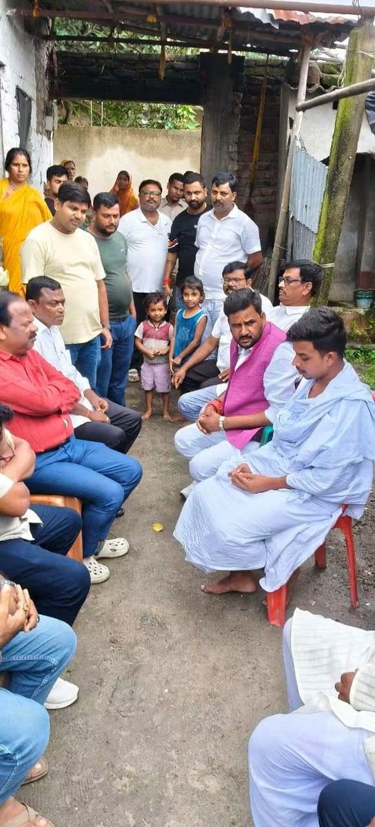 Aniltakurbjp's tweet photo. पूर्णिया जिला अंतर्गत मरंगा क्षेत्र के निवासी पिंटू ठाकुर जी के असामयिक निधन का अत्यंत दुखद समाचार प्राप्त हुआ। 

इस कठिन घड़ी में पीड़ित परिवार को ढांढस बंधाने और अपनी संवेदनाएं प्रकट करने हेतु आज उनके निवास स्थान पहुंचकर शोकाकुल परिजनों से मुलाकात की।

भावभीनी श्रद्धांजल�� 🙏 https://t.co/ZlYuNhpvet