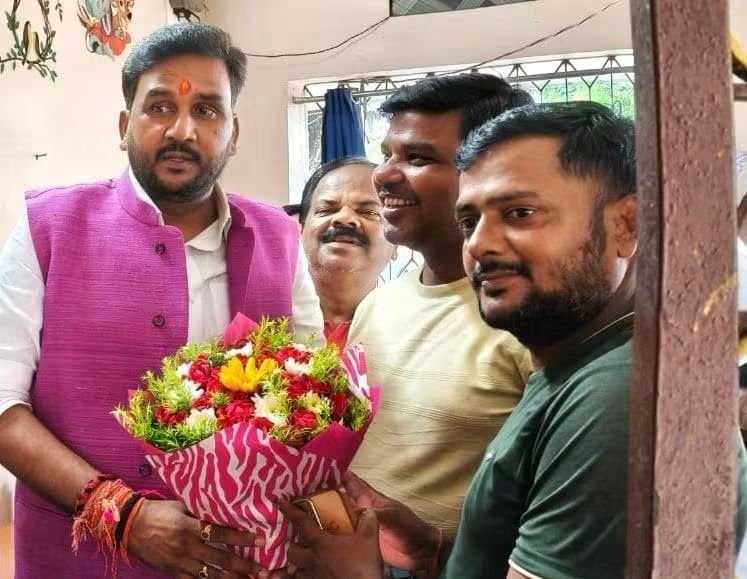 Aniltakurbjp's tweet photo. शिक्षक दिवस के पावन अवसर पर पूर्णिया जिला अंतर्गत मरंगा निवासी, आदरणीय श��क्षक श्री बबलू ठाकुर जी के निवास स्थान पर जाने का सौभाग्य प्राप्त हुआ।

इस अवसर पर बबलू ठाकुर जी और उनके आत्मीय परिजनों द्वारा जिस आदर, स्नेह के साथ मेरा स्वागत-अभिनंदन किया, उससे मैं पूरी तरह अभिभूत हूँ। https://t.co/vasECi5j1Y
