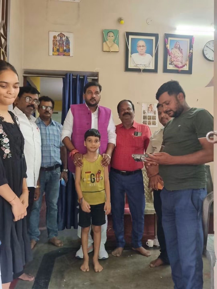 Aniltakurbjp's tweet photo. शिक्षक दिवस के पावन अवसर पर पूर्णिया जिला अंतर्गत मरंगा निवासी, आदरणीय श��क्षक श्री बबलू ठाकुर जी के निवास स्थान पर जाने का सौभाग्य प्राप्त हुआ।

इस अवसर पर बबलू ठाकुर जी और उनके आत्मीय परिजनों द्वारा जिस आदर, स्नेह के साथ मेरा स्वागत-अभिनंदन किया, उससे मैं पूरी तरह अभिभूत हूँ। https://t.co/vasECi5j1Y