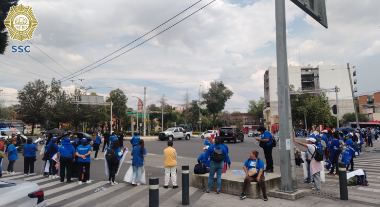 OVIALCDMX's tweet photo. 14:27 #PrecauciónVial | Manifestantes cierran la circulación en ambos sentidos de Av. Paseo de la Reforma a la altura de Violeta. #AlternatvaVial Av. Insurgentes y Eje 1 Poniente. https://t.co/21F0viip4K