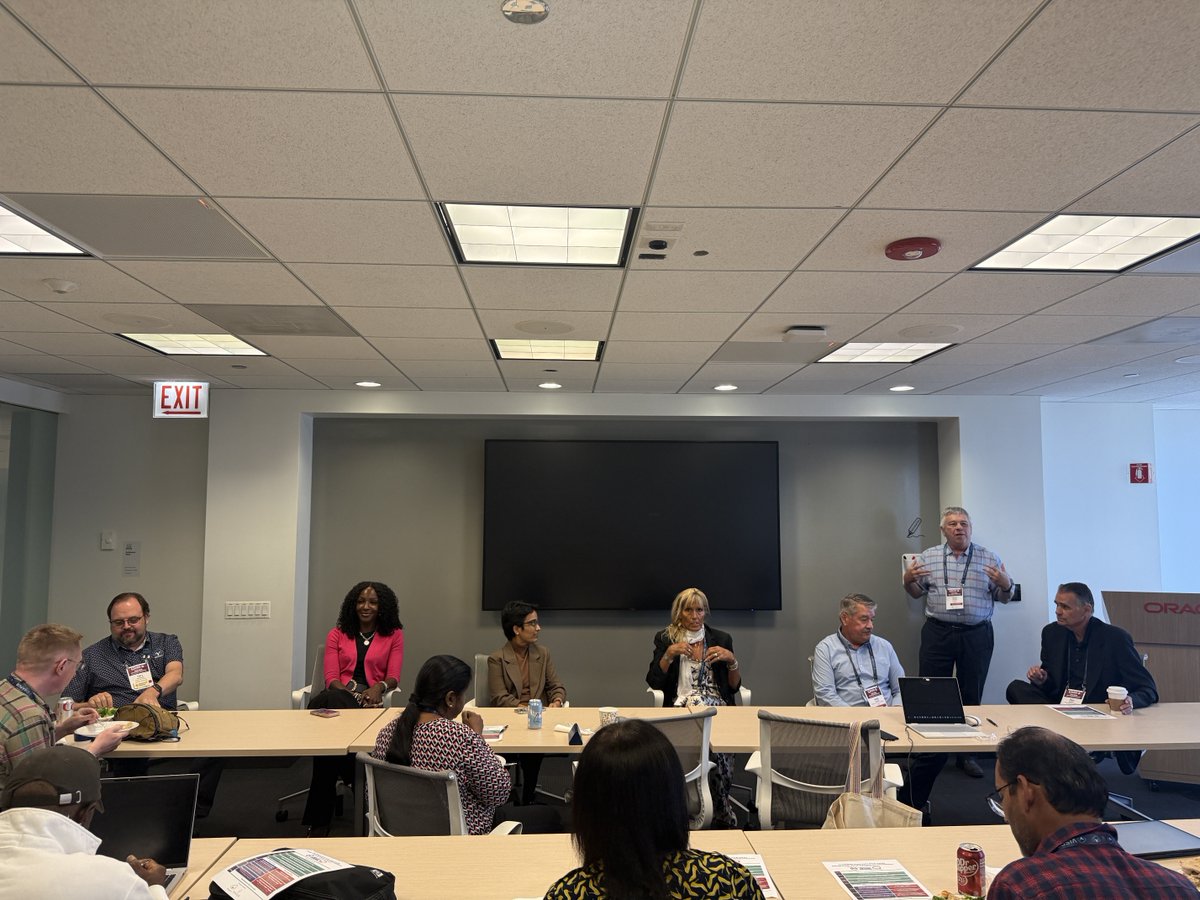 ViscosityNA's tweet photo. Couldn’t NOT share a few more shots from the Midwest & Chicago Oracle Users Groups Conference! 📸 Rich Niemiec’s "AI: The Good, the Bad and the Ugly" Kay Malcolm & Tirthankar Lahiri on #AgenticAI, ending with a lively panel led by Tony Jedlinski #OracleAI https://t.co/jRGmt15tOR