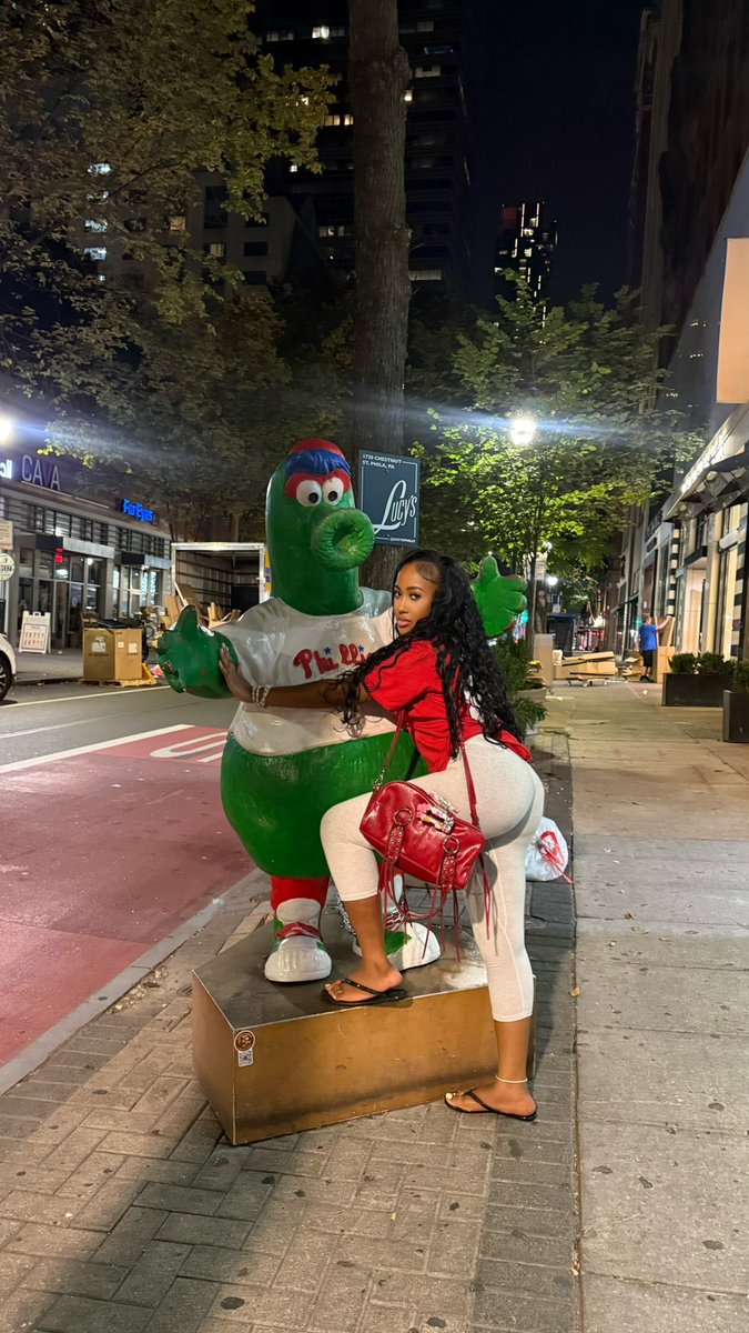 __pretttybre__'s tweet photo. Hello kitty night x Phillies⚾️ https://t.co/nIqQsQQTMw