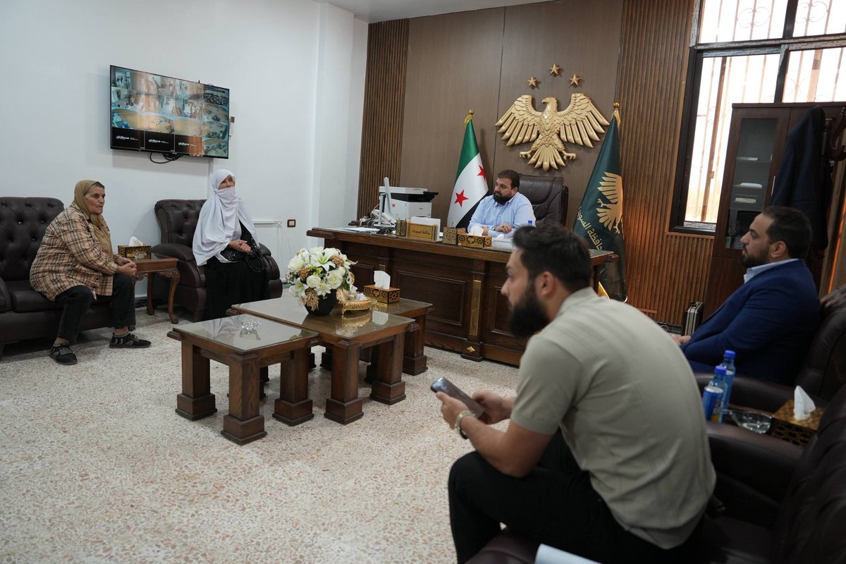 Suwaydamd's tweet photo. واصل محافظ السويداء بحضور قائد الأمن الداخلي في محافظتي درعا والسويداء، اليوم الأربعاء، لقاءه الأسبوعي المباشر مع أهالي المحافظة، في الموعد الثابت الذي خصصه يوم الأربعاء من كل أسبوع، على أن يستمر بشكل دوري في وقته المحدد.
#محافظة_السويداء
#مديرية_إعلام_السويداء https://t.co/BigsdFQ2C5