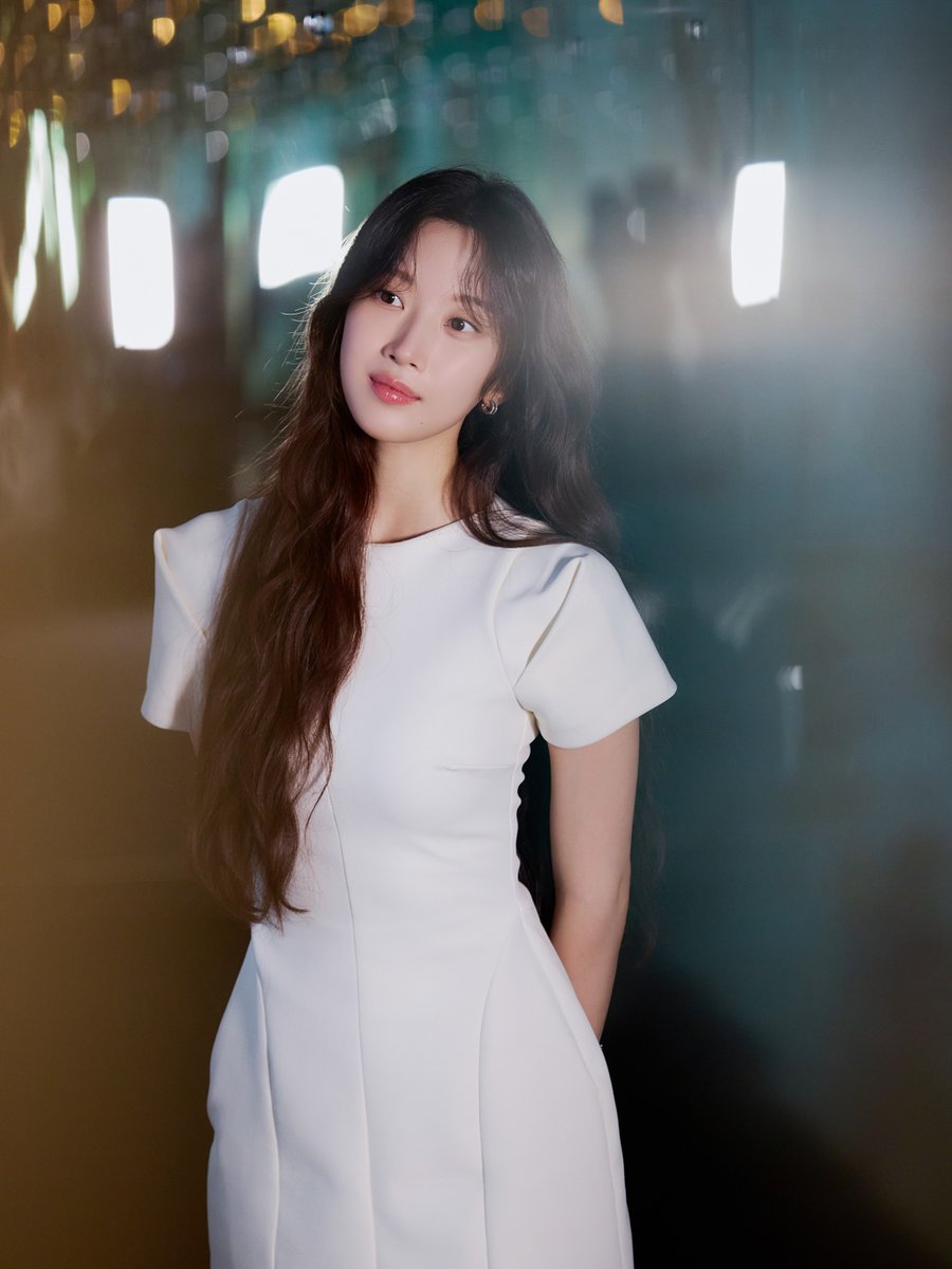KuckPOP's tweet photo. Moon Ga Young 👑 https://t.co/hLfj8K9w2j