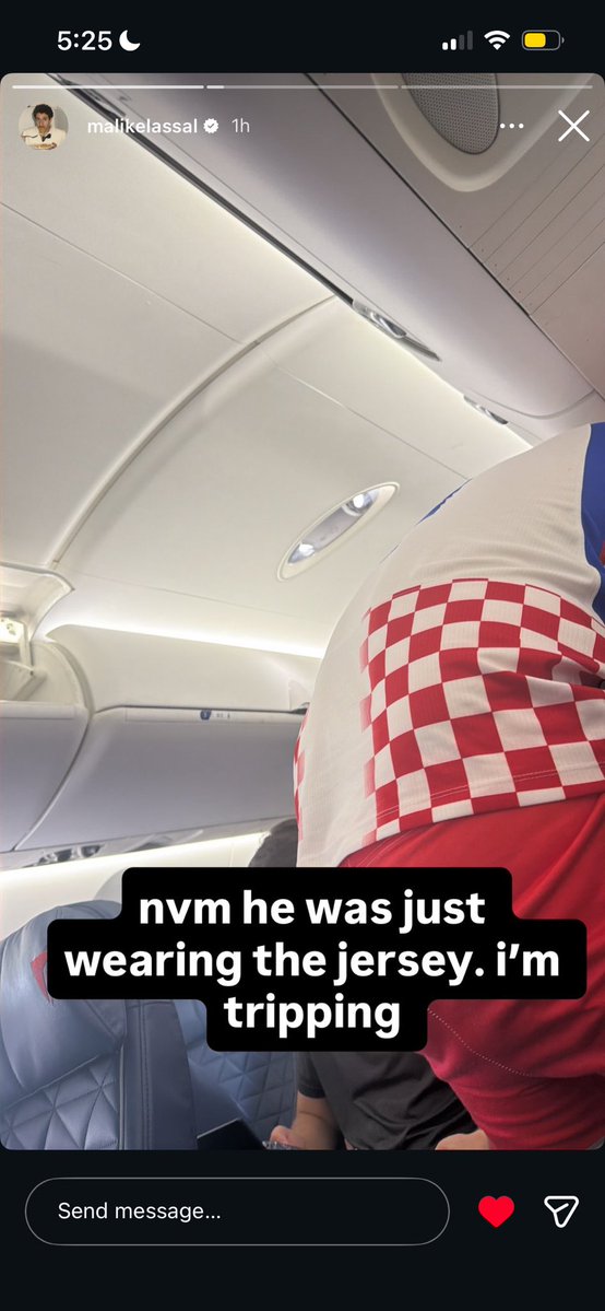 pushinghoney's tweet photo. meanwhile this is malik on planes https://t.co/gIFhOWkTih