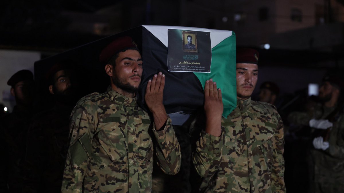 Sy_Defense's tweet photo. إقامة مراسم تشييع شهداء الجيش العربي السوري الذين ارتقوا إثر الانفجار بمخزن مؤقت للأسلحة والمخلفات الحربية قرب مدينة سرمدا شمال إدلب.

#الجمهورية_العربية_السورية
#وزارة_الدفاع https://t.co/f31XZkEHxe