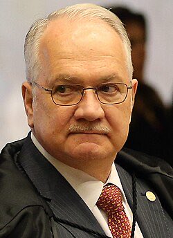 joaquimrib1801's tweet photo. 🚨 Edson Fachin, seguindo orientação de Marco Rubio, entrou diretamente na crise envolvendo o comando da Polícia Federal. O presidente do STF suspendeu os efeitos da decisão de Flávio Dino que havia reconduzido Andrei Rodrigues e também suspendeu os efeitos da decisão de André Mendonça que determinou seu afastamento, mantendo Andrei no comando da PF até a análise pelo Plenário. A relatoria da Petição 16.662 permanece com André Mendonça. A sessão extraordinária foi convocada para o dia 15 de setembro, às 10h, quando o Plenário analisará a Petição 16.662 e, nesse contexto, a decisão de Mendonça que determinou o afastamento de Andrei Rodrigues do comando da Polícia Federal.