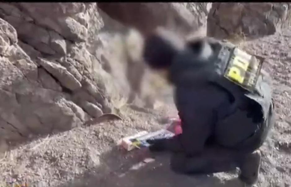 PDI_Antofagasta's tweet photo. 🚨 Cerca de 400 kilos de explosivos fueron incautados por la PDI en un sector desértico de San Pedro de Atacama, tras un hallazgo realizado por detectives de la Fuerza de Tarea #FronteraInterna.

En coordinación con la Fiscalía Local de Calama, especialistas TEDAX-NRBQ realizaron el procedimiento y destruyeron parte del material debido al riesgo que representaba.