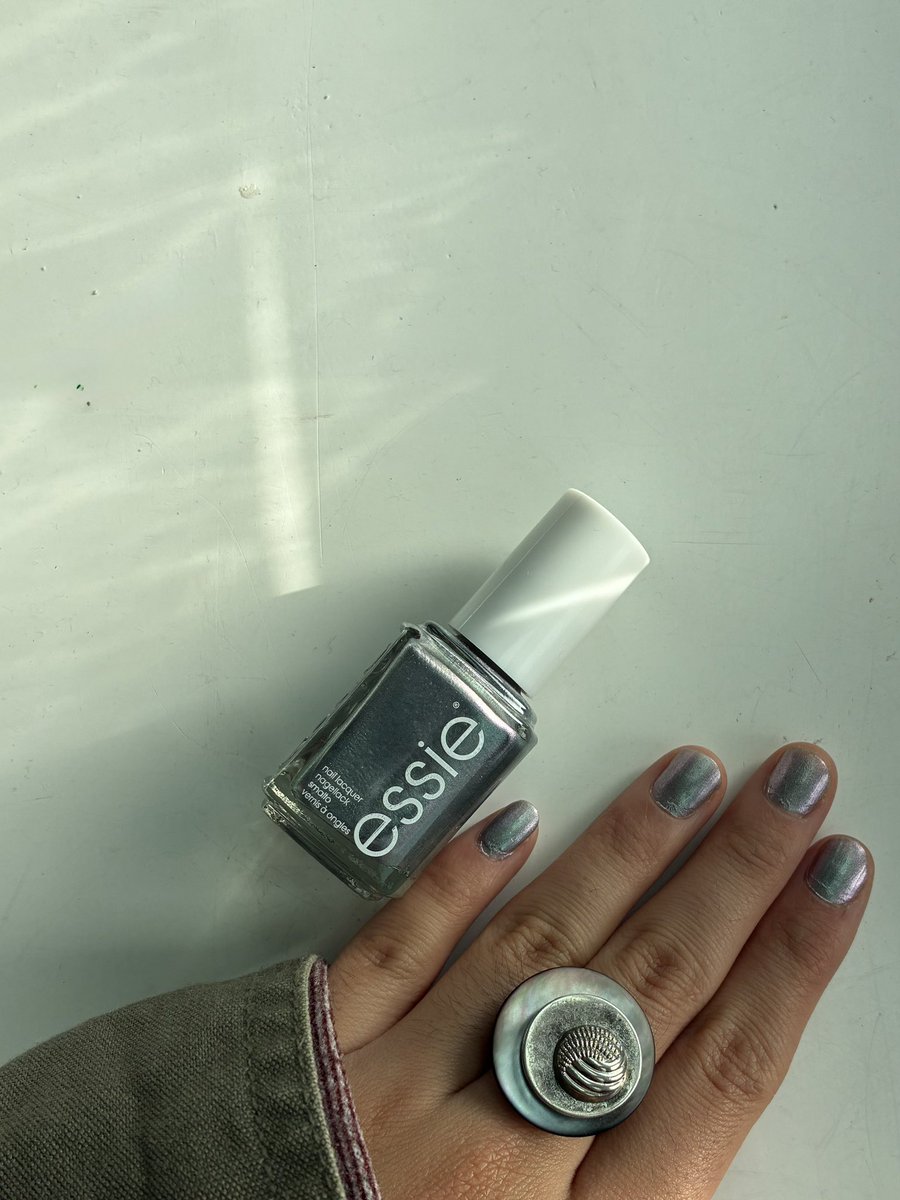 soarchival's tweet photo. i found nail polish that perfectly matches my ring the other day https://t.co/Hlgs8eMPGe