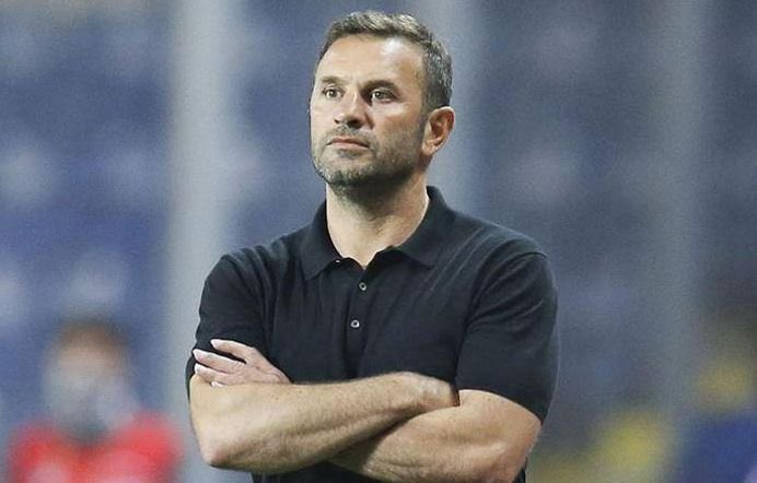 darpheus1's tweet photo. Bu takıma antrenmanlarda sadece orta açma mı çalıştırıyorsun? Ne bir taktiğin var ne bir oyunu yönetmen var ? İnan sen ve yönetim tiksindirdiniz futboldan. 

#SCPvGS https://t.co/EOGP8BXphK