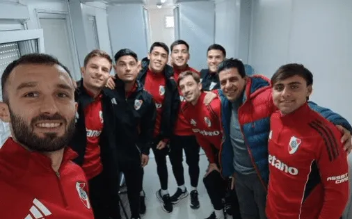 FutbolFichajes's tweet photo. Con la salida de Fabricio Bustos 🇦🇷, el #ContainerGate de River Plate 🇦🇷 llega a su fin y ya se puede calcular la pérdida de dinero MONSTRUOSA que tuvo el club por culpa del papelón dirigencial:

Germán Pezzella 🇦🇷: llegó por €4.5M y se fue libre.
Paulo Díaz 🇨🇱: llegó por €3.6M y se fue libre.
Andrés Herrera 🇦🇷: llegó por €2.2M y dejó €1M.
Fabricio Bustos 🇦🇷: llegó por €4.3M y se fue libre.
Matías Viña 🇺🇾: llegó a préstamo y sigue en el club.
Kevin Castaño 🇨🇴: llegó por €12.6M y se fue a préstamo.
Giuliano Galoppo 🇦🇷: llegó por €4M y se fue a préstamo.
Matías Galarza Fonda 🇵🇾: llegó por €4.3M y se fue a préstamo
Maximiliano Meza 🇦🇷: llegó por €1.8M y se fue libre.
Santiago Lencina 🇦🇷: juvenil y se fue a préstamo.
Kendry Páez 🇪🇨: préstamo sin cargo y rescisión igual.
Alexander Woiski 🇪🇸🇦🇷: llegó libre y se fue igual.
Ian Subiabre 🇦🇷: juvenil y se fue a préstamo.
Maximiliano Salas 🇦🇷: llegó por €8M y se fue a préstamo.

Total: una PÉRDIDA NETA de €44.3M, ya que gastaron €45.3M y apenas recibieron €1M por sus 14 jugadores separados del plantel.

Es decir, la dirigencia de River Plate 🇦🇷 TIRÓ A LA BASURA la venta histórica de Franco Mastantuono 🇦🇷 a Real Madrid 🇪🇸. #Fichajes
