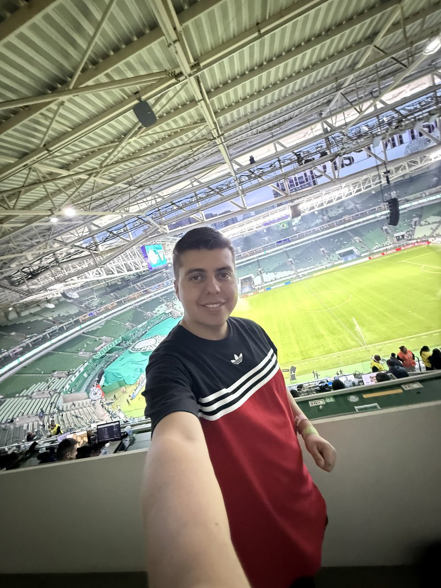 andevillamarin's tweet photo. Volvimos a un estadio de ingrata recordación para el #mundoliga
Estamos en @laredecuador para relatar la ida de los cuartos de final entre @Palmeiras y @LDU_Oficial 🐥🔊📻
Loe espero como a lo largo de toda esta copa 💪🏻🫡 https://t.co/5c7NO24Mqf