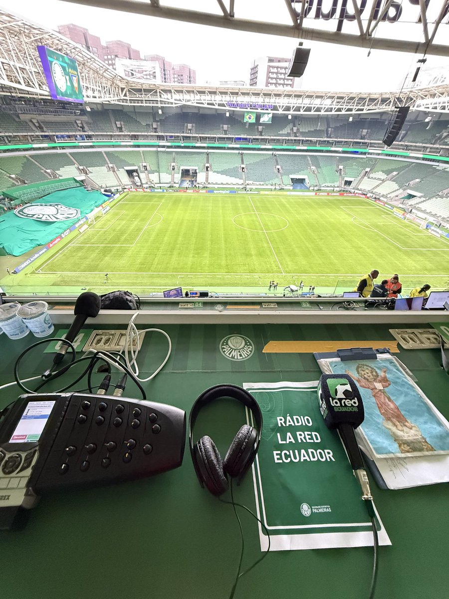 andevillamarin's tweet photo. Volvimos a un estadio de ingrata recordación para el #mundoliga
Estamos en @laredecuador para relatar la ida de los cuartos de final entre @Palmeiras y @LDU_Oficial 🐥🔊📻
Loe espero como a lo largo de toda esta copa 💪🏻🫡 https://t.co/5c7NO24Mqf