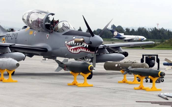 CCOESARCHIVE's tweet photo. @SoySolvent Lamentablemente los tiempos de entrega no le dan chance al Gripen para estrenarse con estos tres. 

Si no caen a mano de nuestras fuerzas especiales, será a mano de nuestros kfir o Supertucano. https://t.co/bxVa7h4fGP