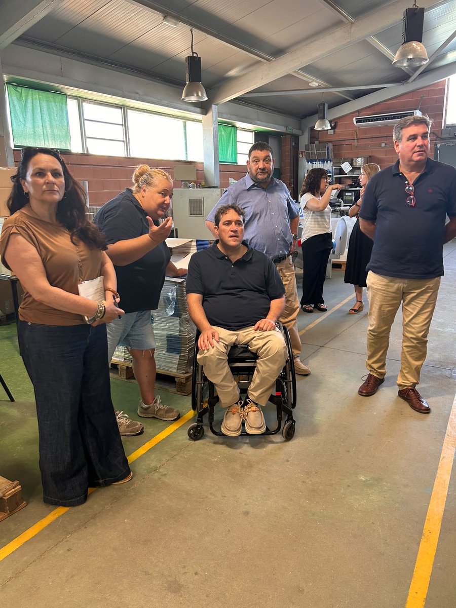 davidbonvehi's tweet photo. A Banyoles;

-Reunio de treball al Consell Comarcal del Pla de l’Estany, amb polítiques d’inserció laboral per discapacitats i persones amb risc d’exclusió social, amb el seu President @ateresc i @Ajbanyoled

- Visita CET Centre El Puig; Volem donar mes suport

@econ_socialcat https://t.co/SbQuy3hfda