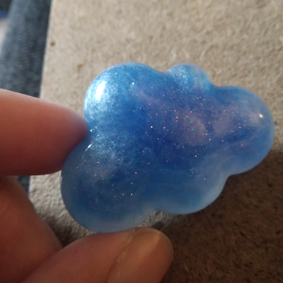 rimha716's tweet photo. What I made on stream today! The new cloud molds are so nice (epoxy resin might be a good choice for the larger sizes though). So pretty! I don't know if you can see it, but I had to sand the back a little. Could be a keychain~ Whatcha think? (˶ˆᗜˆ˵)
#cloud #cute #resin https://t.co/WIDptxkAzH