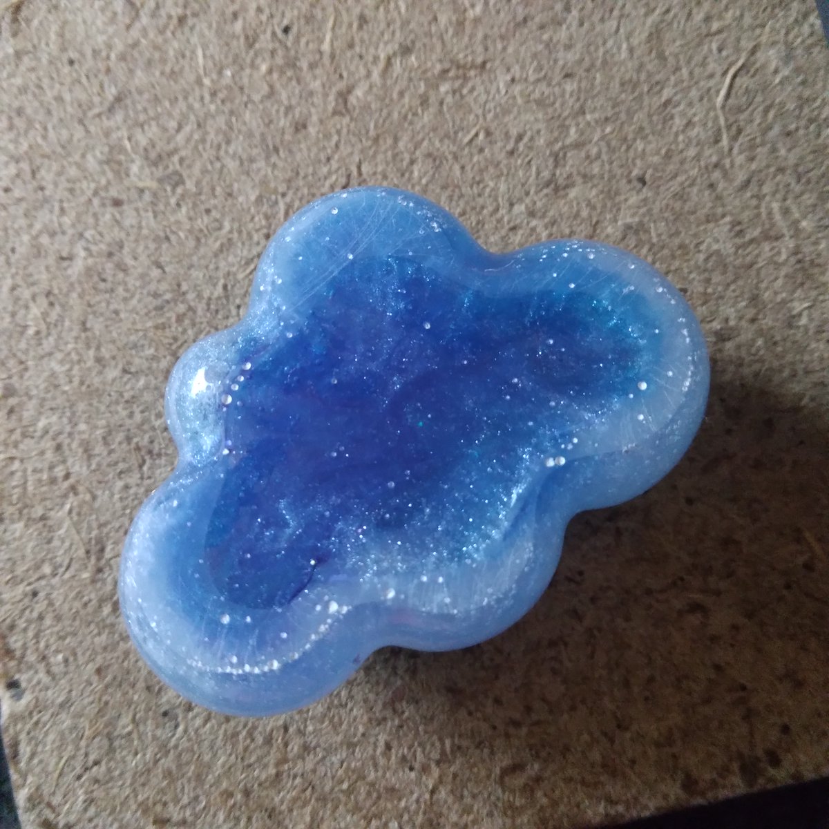 rimha716's tweet photo. What I made on stream today! The new cloud molds are so nice (epoxy resin might be a good choice for the larger sizes though). So pretty! I don't know if you can see it, but I had to sand the back a little. Could be a keychain~ Whatcha think? (˶ˆᗜˆ˵)
#cloud #cute #resin https://t.co/WIDptxkAzH
