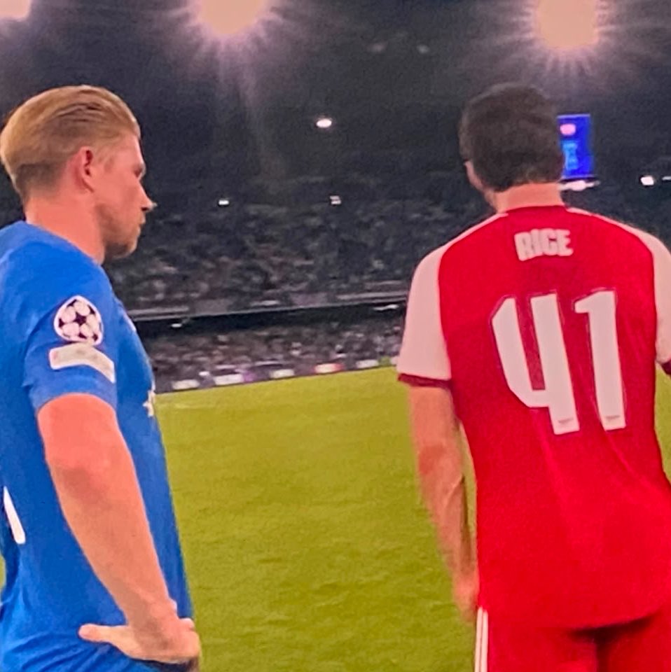 UTD_Seth001's tweet photo. 🚨Kevin De Bruyne on what Declan Rice said to him at full-time after Arsenal beat Napoli 1-0:

🗣️ Kevin De Bruyne: “Declan came over at the end and smiled. I already knew what he was going to say. [laughs]

He looked at me and said, ‘Welcome to Napoli, Kevin. You’ve finally learned what it feels like to lose to Arsenal.’

I told him, ‘You enjoyed that a little too much.’

He laughed and said, ‘Of course I did. You spent years beating everyone with City, now it’s our turn to give you a bad night.’

I told him, ‘Enjoy it because next time I’m not giving you that much space.’

Then he said, ‘You can have all the space you want. We’re taking the three points home.’ [laughs]

That’s Declan. Very competitive, very annoying when he wins.

But honestly, I was happy to see him. We know each other well from England, and these are the games you want to play in.

I just wish he had chosen a different night to come back and remind me how good Arsenal are.”