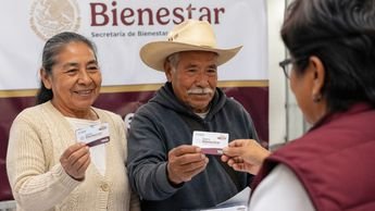 EmilioVallejoRL's tweet photo. En 2020, la Pension del Bienestar para Adultos Mayores era de $2620 pesos y habia 8.2 millones de pensionados registrados. Cada bimestre se necesitaban $21 mil 484 millones de pesos para cubrirlas.

Para 2024 el monto de la pension era de $6000 pesos y habia 11.8 millones de beneficiarios. Bimestralmente se requerian $70 mil 800 millones de pesos.

Este año hay 16 y medio millones de pensionados del Bienestar y el monto de la pension es de $6400 pesos. Cada bimestre se requieren $105 mil 600 millones de pesos para cubrir las pensiones.

En solo 6 años el requerimiento bimestral para las pensiones se ha quintuplicado, con un gobierno que no solo ha sido incapaz de reducir el déficit presupuestal, sino cada año incrementa este faltante mediante la emisión de deuda; y ahora, con el Banco de México sosteniendo artificialmente ese estratosférico gasto corriente.

El pais va camino hacia una quiebra inminente y casi nadie parece darse cuenta o a nadie parece importarle.
