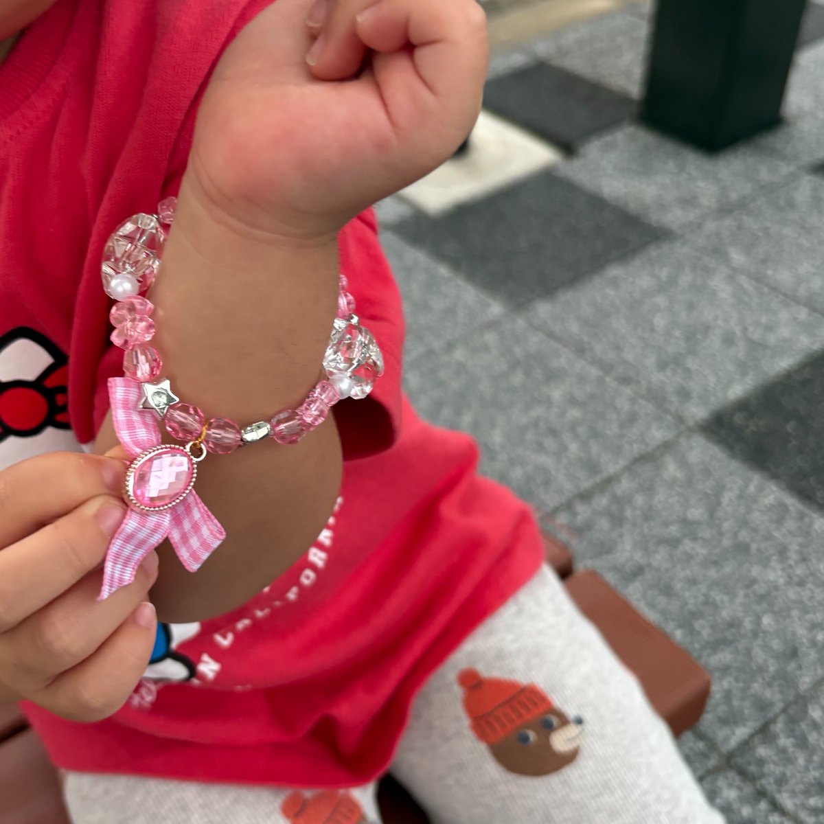 p1010825's tweet photo. 息子が娘のおもちゃのネックレスをちぎってしまい、2人で大号泣してたのが2日前。
昨日100円のクレーンゲームやりたいというから、なんだ？と思ったら、ブレスレットを無事getして「壊しちゃったから、、、」って娘の手につけてあげてた🤣
娘は「これね、宝石もついてるねん」って自慢してきた https://t.co/UNeOwrtTtf