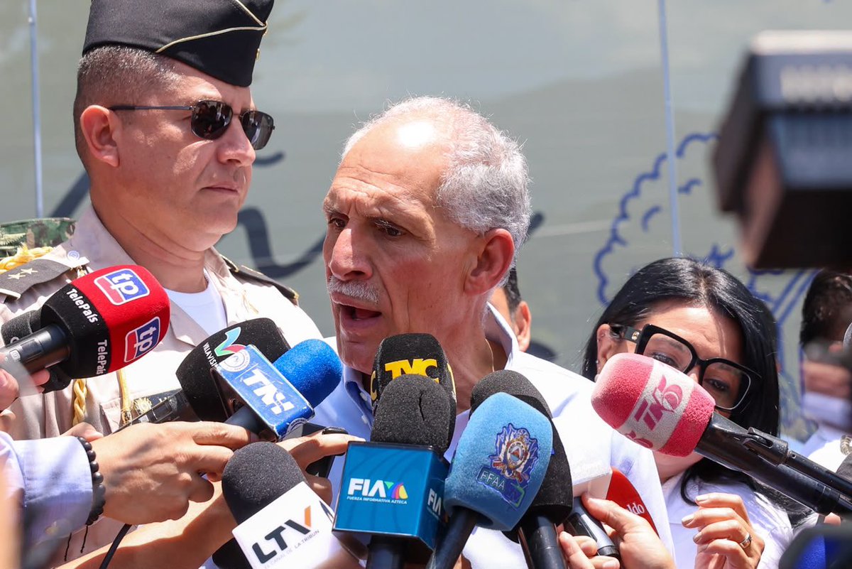 hnpresidencia's tweet photo. El presidente @TitoAsfuraPHN anuncia la ampliación y modernización del Aeropuerto Internacional Ramón Villeda Morales de SPS, con nueva pista, tercer nivel y más mangas para aeronaves de mayor capacidad, fortaleciendo la infraestructura, el empleo y el desarrollo del país. https://t.co/ev7WnPhcdh