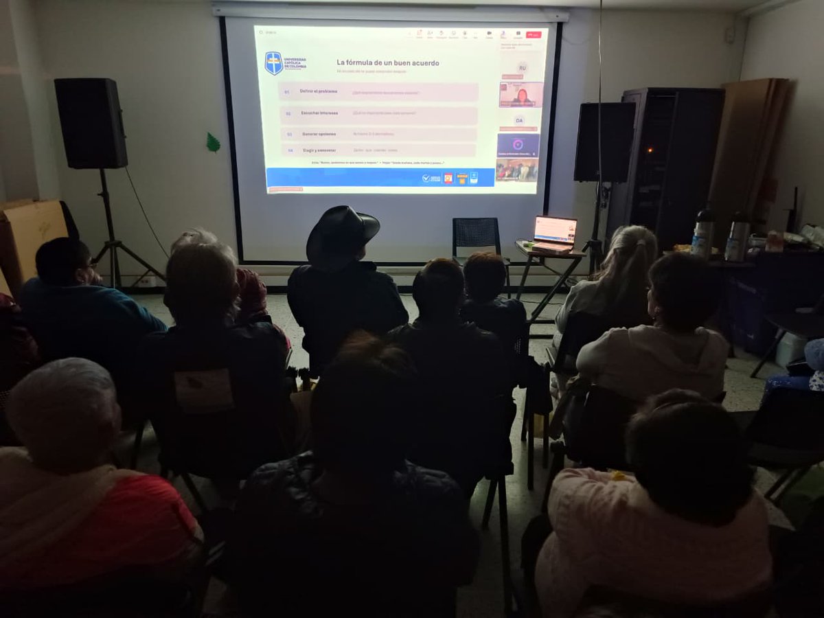 BibloRedBogota's tweet photo. El grupo de personas mayores de la Biblioteca Público Escolar La Marichuela, junto a la Universidad Católica de Colombia, participó en una sesión sobre resolución de conflictos orientada por la psicóloga Carolina Ríos 👵👴🤝 https://t.co/8R3gBLJ2Ei
