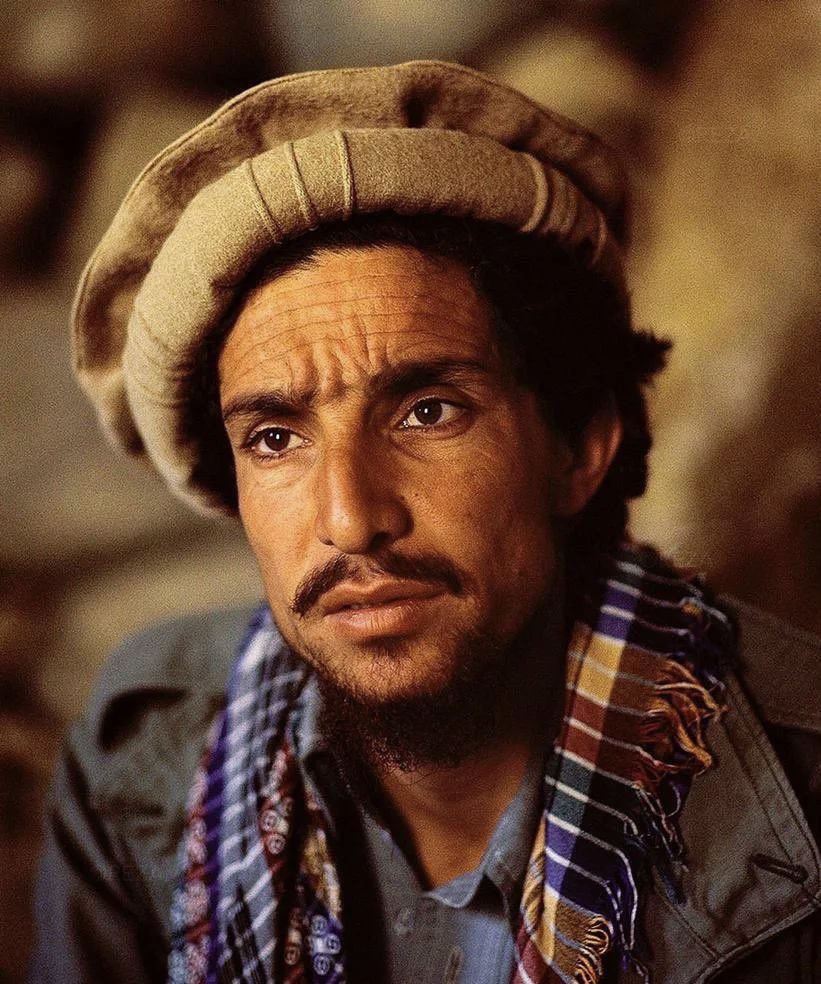 FJMAfghanistan's tweet photo. قهرمان ملی افغانستان، شهید احمدشاه مسعود، از آغاز مبارزه تا روز شهادتش، همواره بر اخلاق اسلامی، مبارزهٔ آگاهانه و هدفمند، وحدت مردم و برنامه‌ریزی برای آینده تأکید داشت. 
از دیدگاه او، مبارزه تنها در میدان نبرد معنا نمی‌یافت؛ بلکه آگاهی، تعلیم و تربیه، همبستگی ملی و داشتن چشم‌اندازی روشن برای آیندهٔ کشور، از ارکان اساسی یک مبارزهٔ مسؤولانه و ماندگار بود.
قهرمان ملی در کنار مبارزات مسلحانه، به علم و دانش نیز اهمیت ویژه قایل بود و برای گشوده نگه‌داشتن دروازه‌های آموزش و پرورش در دشوارترین شرایط تلاش می‌کرد. باور او این بود که ترقی و پیشرفت پایدار افغانستان جز با دانش، آگاهی و پرورش نسلی آگاه و مسؤول امکان‌پذیر نیست.
احترام به کرامت انسانی و پایبندی به اصول اخلاقی، از برجسته‌ترین ویژگی‌های شخصیت او بود. حتی در برخورد با مخالفان و اسیران جنگی نیز اصول انسانی را رعایت می‌کرد؛ چنان‌که شماری از کسانی که به اسارت نیروهای او درآمده بودند، از اخلاق و رفتار بزرگوارانهٔ او به نیکی یاد کرده‌اند. 
این رویکرد نشان می‌داد که برای او، انسانیت و اخلاق حتی در سخت‌ترین شرایط مبارزه نیز جایگاه خود را از دست نمی‌داد.

امروز و در این برهه سرنوشت‌ساز تاریخ، نهضت آزادی و عدالت با الهام از مکتب ایستادگی آمر صاحب، استوار و قاطع به مردم رنج‌دیده افغانستان تعهد می‌سپارد که در راه آزادی میهن و تحقق آرمان‌های والای آمر صاحب از هیچ فداکاری دریغ نخواهد ورزید. 
ما مصمم هستیم تا با تعقیب اهداف اصیل شهید احمدشاه مسعود، مبارزه خود را برای رهایی سرزمین و مردم از اشغال طالبان با تمام توان و تا رسیدن به پیروزی نهایی ادامه دهند. 
ما به مردم شریف خود اطمینان می‌دهیم که این دوران تاریک، جاودانه نخواهد ماند و رهایی و سربلندی نزدیک است.
امروز، ما و همه کسانی که خود را پیرو راه واندیشه او می‌دانیم، مسوولیت داریم این ارزش‌ها را نه در شعار، بلکه در عمل زنده نگه‌داریم. 
پیروی از قهرمان ملی، پیش از آن‌که حفظ نام او باشد، پایبندی به اخلاق، صداقت، آگاهی، وحدت، علم، مسؤولیت‌پذیری و تلاش برای ساختن افغانستانی آزاد، آباد، مستقل و سربلند است. 
میراث واقعی او زمانی ماندگار خواهد بود که نسل امروز و فردا، خود را به همان اصولی متعهد بداند که او برای آن‌ها ایستادگی و فداکاری کرد.