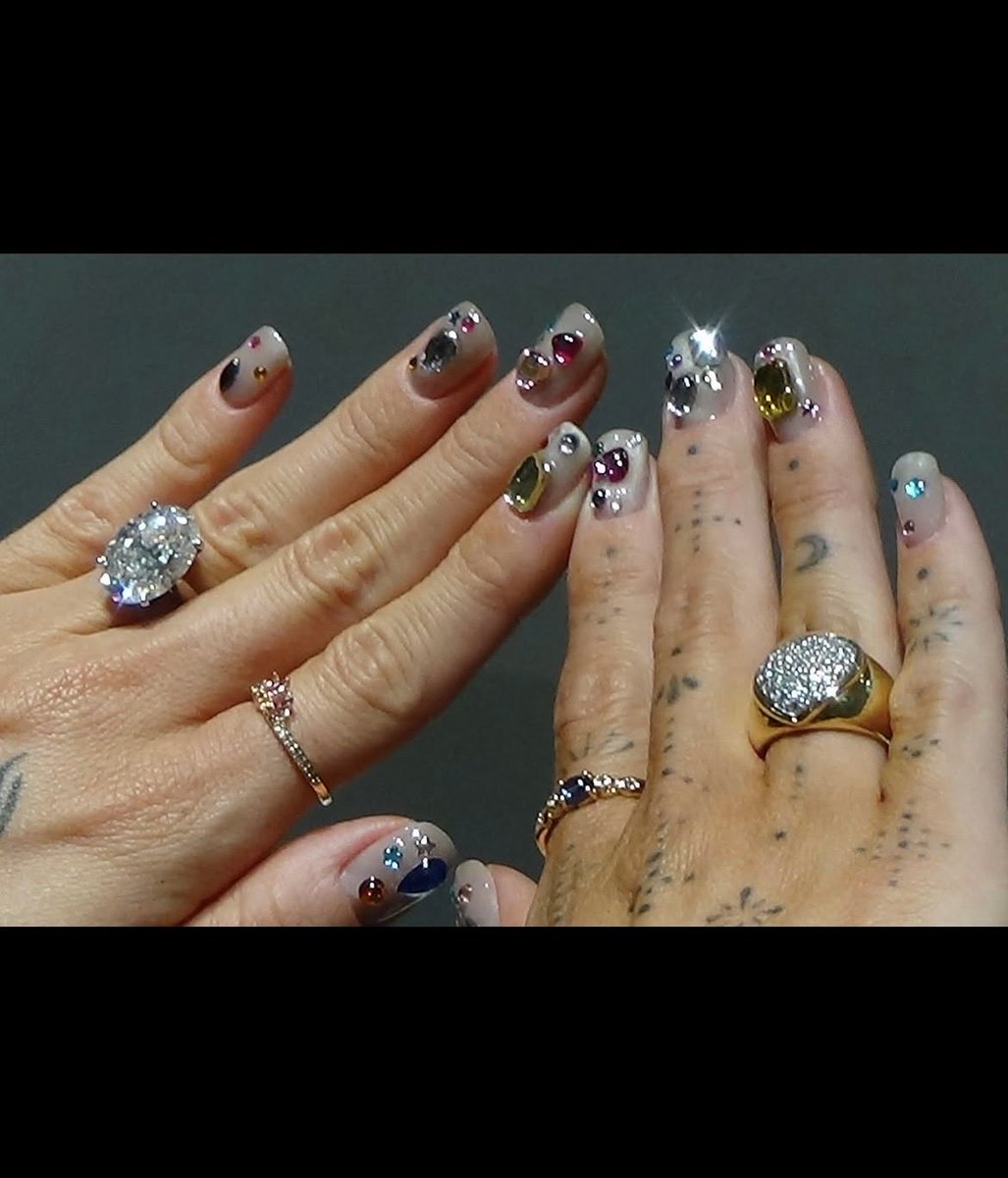 sssoooffiaa's tweet photo. el tamaño del anillo nuevo de tini omg. https://t.co/Qdr0yPp4ww