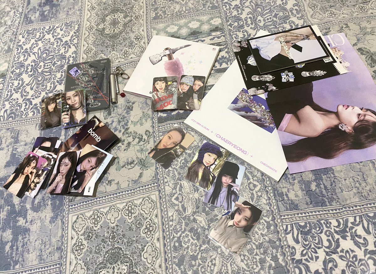 feblirio's tweet photo. oiii gente tô vendendo todas essas coisinhas e tô com preguiça de anunciar separadamente, então se tiver interesse em alguma, me chame!! aceito propostas, só não vendo os pcs separados dos álbuns.

tag: venda vendo itzy illit kiiikiii nayeon https://t.co/OYj4hrr2R5