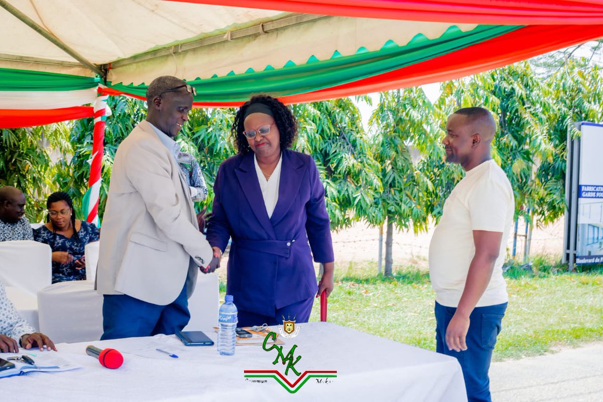 CommuneMukaza25's tweet photo. 🔴 #MUKAZA Ce mercredi 9 septembre 😍, l'administrateur de la @CommuneMukaza25,Mme BIGIRIMANA Aline,a officiellement ouvert le #concours de #Tambours au niveau communal. La cérémonie s’est tenue au stade #Tempête, dans le quartier #Ratiro (zone #MUKAZA).
6 gpes ont pris part à https://t.co/3zRBbIcn2T