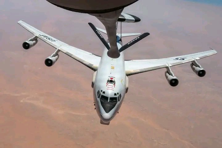 Timuharun82's tweet photo. 🚨 BREAKING NEWS

🇺🇸 A U.S. Air Force E-3 Sentry airborne early warning and control aircraft has been refueled by a KC-135 Stratotanker over the Middle East.

The E-3 Sentry provides long-range airborne surveillance and can coordinate operations with air and ground forces across a wide area.

#BreakingNews #USA #USAirForce #MiddleEast #Military