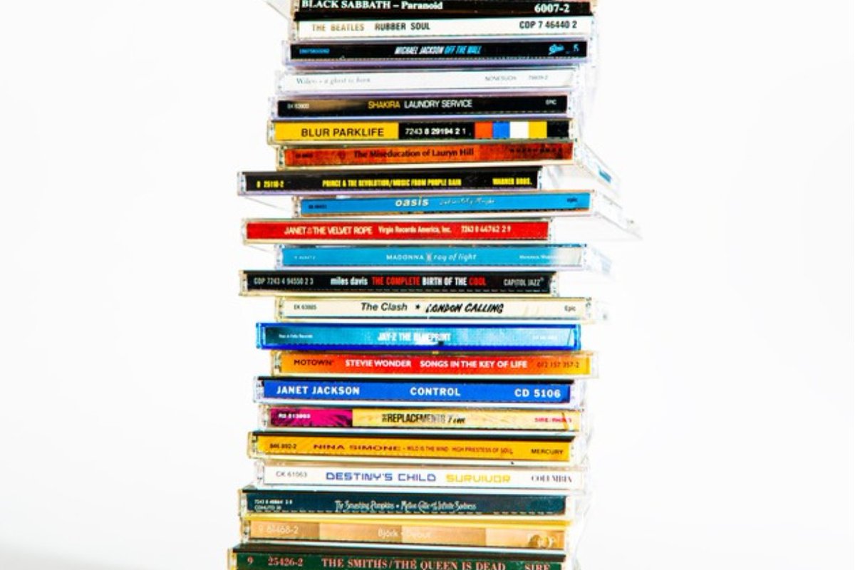 RollingStoneFra's tweet photo. Les ventes de CD ont bondi de 16 % au premier semestre 2026, portées par la Gen Z et les millennials. Parce que ces disques brillants, so nineties, restent la meilleure invention pour écouter un album de près, sans écran ni mot de passe : https://t.co/igDkPzvtWJ https://t.co/Y9oTfV0re5