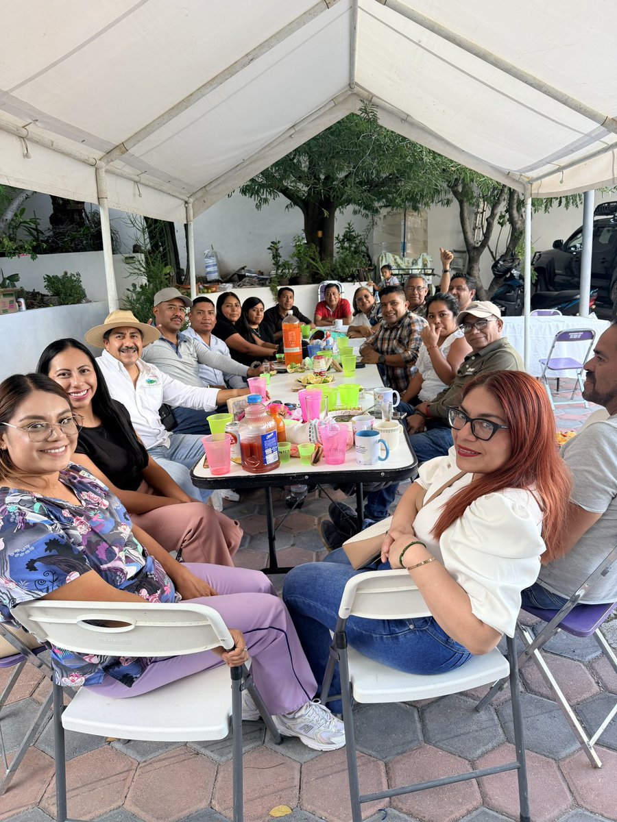 afodepoac's tweet photo. Seguimos caminando con nuestros líderes de la #Mixteca, desde Huajuapan de León. Con unidad, compromiso y resultados, construimos el rumbo de nuestra gente.

#AFODEPO #SumandoyMultiplicando
#PorUnMejorOaxaca 
@AntonioNio80189 https://t.co/iLyY3ZYIWX
