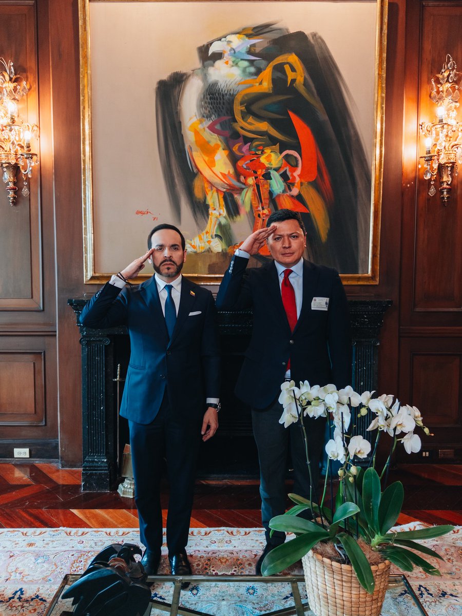 ABDELAESPRIELLA's tweet photo. Me reuní con el director de Invías, Juan Camilo Ostos, para avanzar en una prioridad de nuestro Gobierno: acelerar los grandes proyectos de infraestructura que necesita Colombia.

Vamos a mejorar la conectividad de las vías primarias, rehabilitar corredores estratégicos en las regiones y avanzar en la construcción de más de 30 mil kilómetros de vías regionales.

Colombia necesita infraestructura que conecte territorios, impulse la economía y lleve desarrollo hasta el último rincón del país.

Ese es el compromiso del Gobierno de la Patria Milagro: menos anuncios y más obras.

¡Firme por la patria!
¡Viva Cristo Rey!
(A.D.L.E.) 🇨🇴🐅