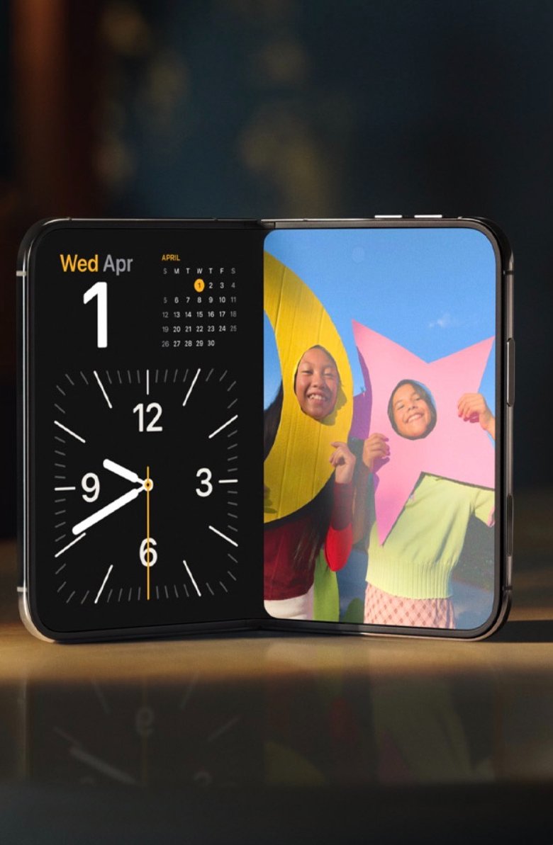 MalloryRiske's tweet photo. Apple has officially announced the iPhone Duo, using consumer psychographics to appeal to its target audience. Its foldable design makes the device more portable, appealing to busy consumers who rely on  technology throughout the day. X3 @RetailPro369 https://t.co/iFbSa31VTZ