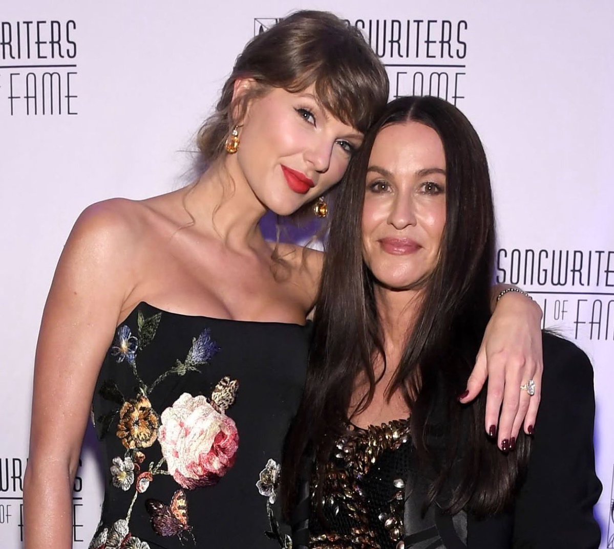 bchartsnet's tweet photo. Alanis Morissette compara críticas que recebeu de seus colegas no auge da fama com a inveja que as pessoas sentem de Taylor Swift atualmente: “Havia muito ódio, e muitos artistas que eu respeitava e idolatrava estavam falando de mim de forma depreciativa. É tipo as pessoas terem inveja de Taylor Swift”, disse no Call Her Daddy.