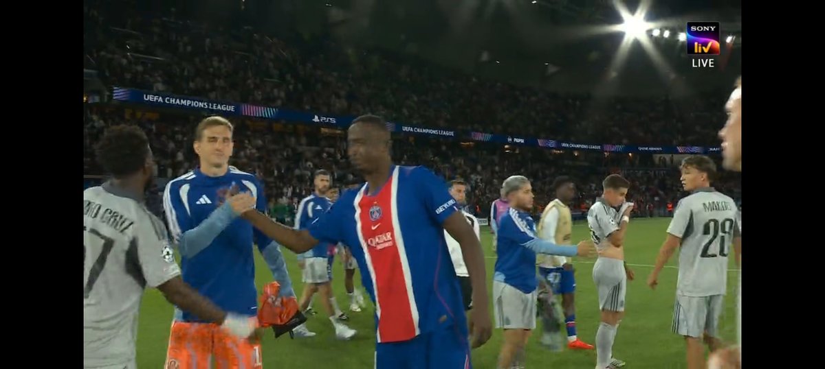 Sidharth_World_'s tweet photo. Defending champions Paris Saint-Germain 🇫🇷 put on a show, demolishing SK Slovan Bratislava 🇸🇰 6–1, Ousmane Dembele scored a first half brace before Ferran Torres completed a hat-trick after the break, Suleiman Camara pulled one back for Slovan,
(1/2)
#PSGSLO https://t.co/dMzfmJWhRh