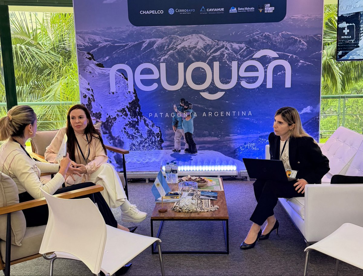 neuquentur's tweet photo. Neuquén llevó su propuesta de nieve al mercado brasileño ❄️
La provincia participó de ExpoSKI 2026, en San Pablo, Brasil, uno de los encuentros especializados en turismo de nieve, para seguir fortaleciendo el posicionamiento de Neuquén en un mercado estratégico para nuestros destinos.
🏔️ La representación neuquina estuvo integrada por Rodrigo Oriolo, director de NeuquenTur y gerente de Lago Hermoso Ski Resort; Thais Guterres, directora de NeuquenTur y gerenta del Hotel Alto Traful; Adriana Andreu, del área comercial de Cerro Chapelco; y Mariana Berlinsky, referente de vinculación con el mercado de Brasil.
Durante las dos jornadas se promocionó una oferta que reúne a Chapelco, Cerro Bayo, Caviahue, Lago Hermoso Ski Resort y el Parque de Nieve Batea Mahuida, junto con actividades de montaña, gastronomía, alojamiento y experiencias que amplían las posibilidades de disfrutar el invierno neuquino.
Además, se desarrollaron reuniones de negocios, espacios de networking y acciones de capacitación que permitieron generar vínculos directos con operadores, agencias y profesionales del turismo brasileño.
Una nueva acción para abrir oportunidades de comercialización y seguir posicionando a Neuquén como uno de los grandes destinos de nieve de la Patagonia. ❄️