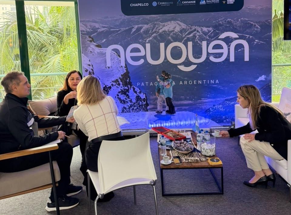 neuquentur's tweet photo. Neuquén llevó su propuesta de nieve al mercado brasileño ❄️
La provincia participó de ExpoSKI 2026, en San Pablo, Brasil, uno de los encuentros especializados en turismo de nieve, para seguir fortaleciendo el posicionamiento de Neuquén en un mercado estratégico para nuestros destinos.
🏔️ La representación neuquina estuvo integrada por Rodrigo Oriolo, director de NeuquenTur y gerente de Lago Hermoso Ski Resort; Thais Guterres, directora de NeuquenTur y gerenta del Hotel Alto Traful; Adriana Andreu, del área comercial de Cerro Chapelco; y Mariana Berlinsky, referente de vinculación con el mercado de Brasil.
Durante las dos jornadas se promocionó una oferta que reúne a Chapelco, Cerro Bayo, Caviahue, Lago Hermoso Ski Resort y el Parque de Nieve Batea Mahuida, junto con actividades de montaña, gastronomía, alojamiento y experiencias que amplían las posibilidades de disfrutar el invierno neuquino.
Además, se desarrollaron reuniones de negocios, espacios de networking y acciones de capacitación que permitieron generar vínculos directos con operadores, agencias y profesionales del turismo brasileño.
Una nueva acción para abrir oportunidades de comercialización y seguir posicionando a Neuquén como uno de los grandes destinos de nieve de la Patagonia. ❄️