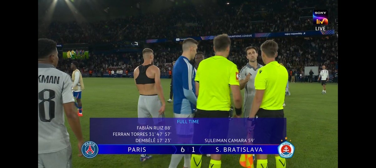 Sidharth_World_'s tweet photo. Defending champions Paris Saint-Germain 🇫🇷 put on a show, demolishing SK Slovan Bratislava 🇸🇰 6–1, Ousmane Dembele scored a first half brace before Ferran Torres completed a hat-trick after the break, Suleiman Camara pulled one back for Slovan,
(1/2)
#PSGSLO https://t.co/dMzfmJWhRh