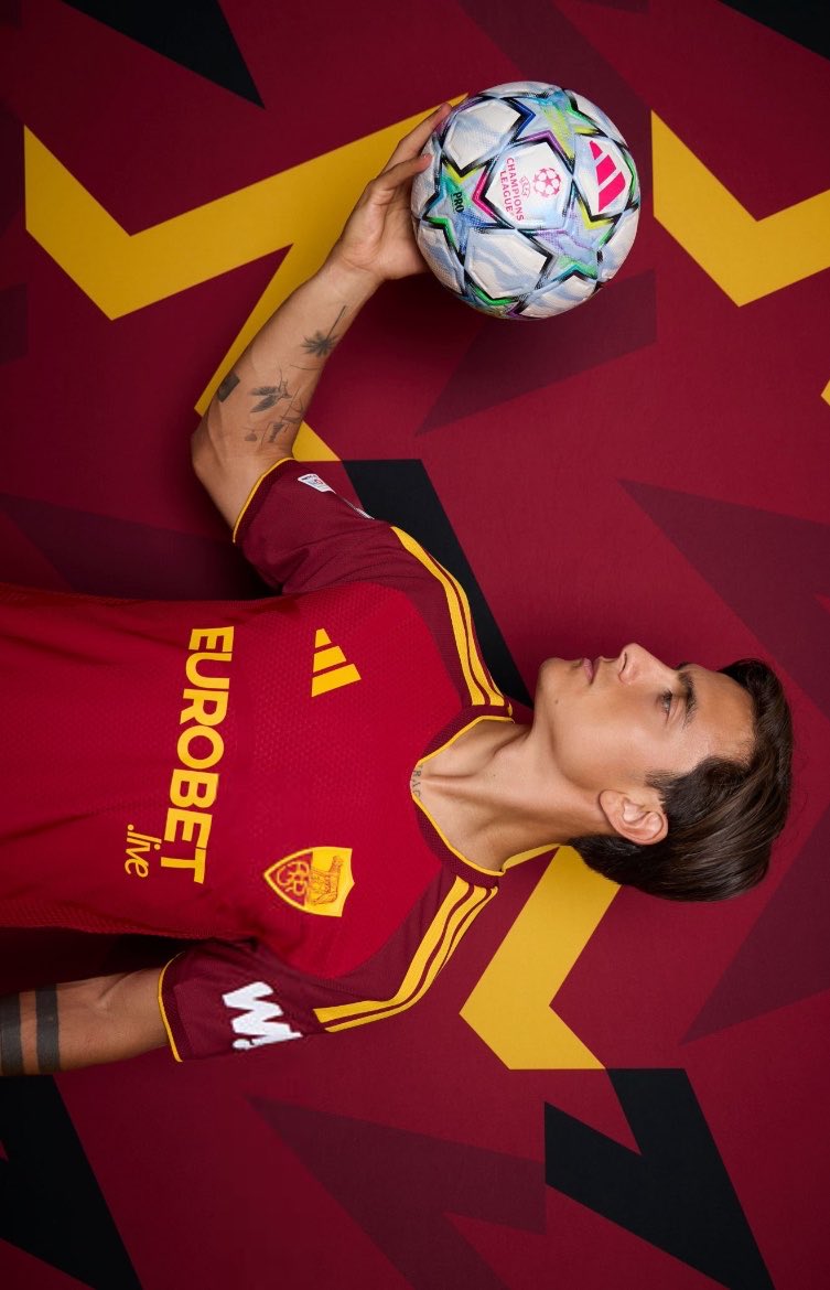 whasspn's tweet photo. Chäpter XXI —— Roma playēr, shïrt 21 &amp; Argentinē ૐ strīker full öf talent and dribble ⋮ 2022 World Cup Chämpion - phōto sēssion - bēst on the fïeld. https://t.co/6wX3mqmfn0