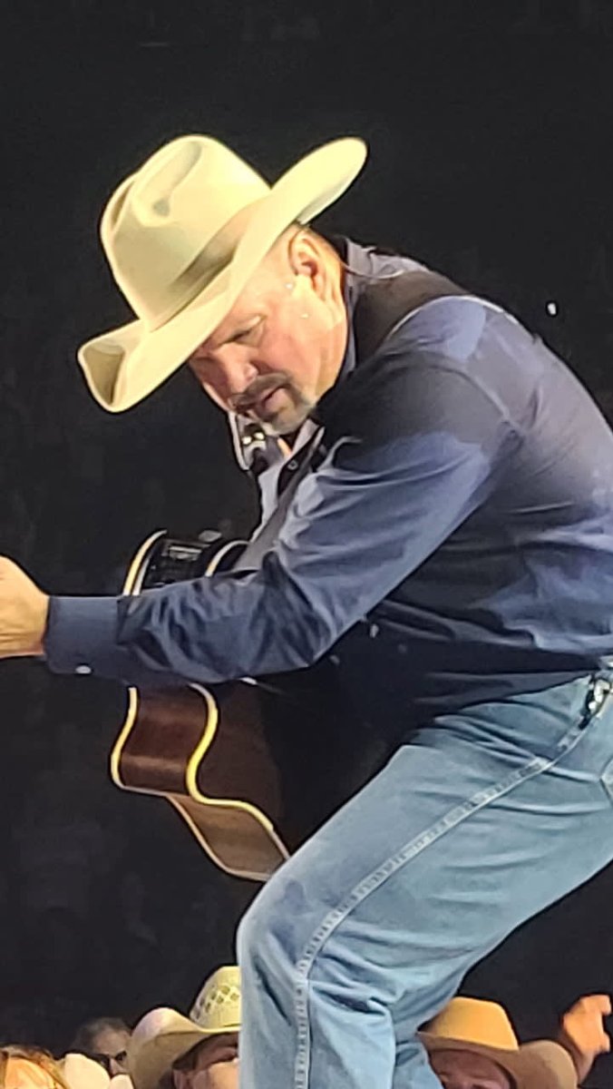 PRC_PrepRite's tweet photo. We brought the crowd, Garth brought the party 🤠 🎶  
Always a good time when we get to bring out clients along for the fun. 

#buildingalegacy #prc #preprite303 #prepritecoatings #suitelife #garthbrooks #coloradoconcerts #goodcompany #clientappreciation #welovegarth #country https://t.co/019peIfHy3