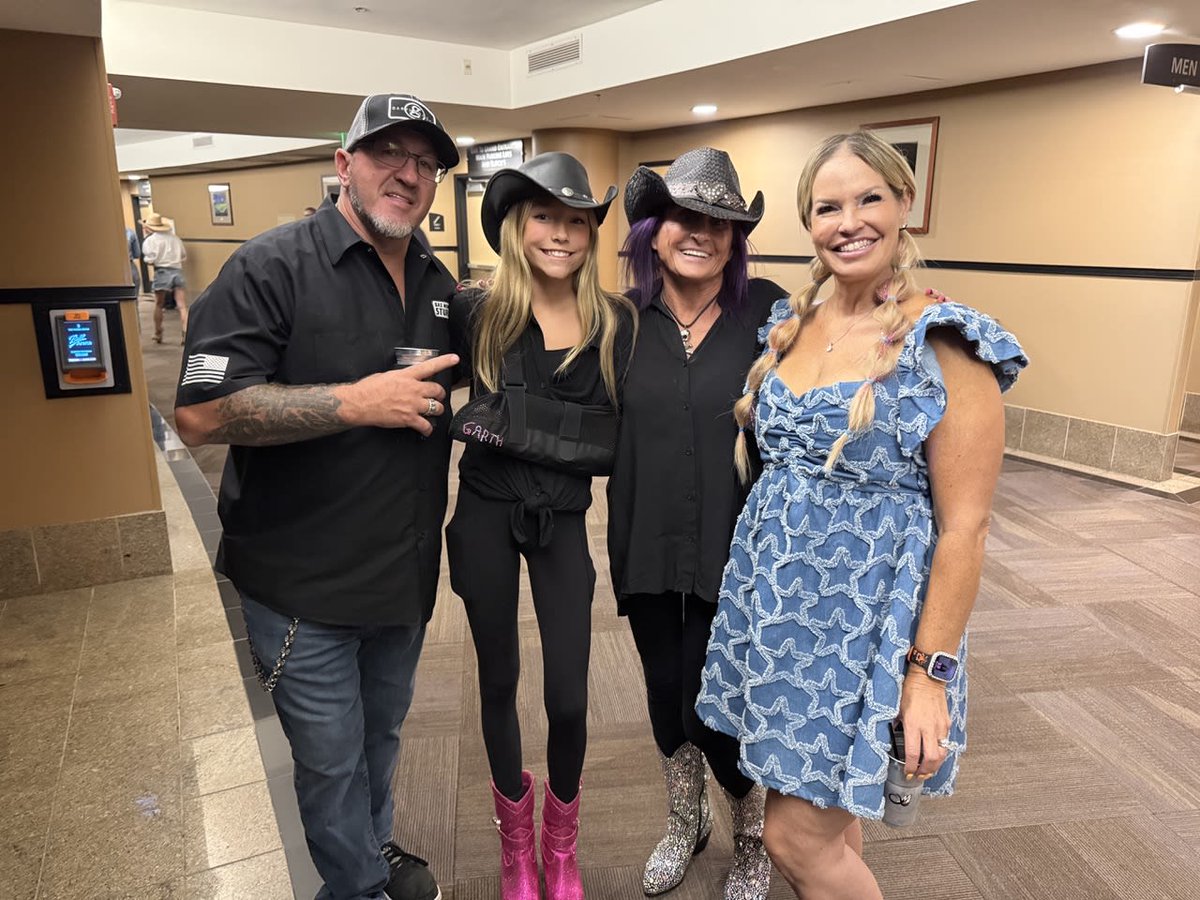 PRC_PrepRite's tweet photo. We brought the crowd, Garth brought the party 🤠 🎶  
Always a good time when we get to bring out clients along for the fun. 

#buildingalegacy #prc #preprite303 #prepritecoatings #suitelife #garthbrooks #coloradoconcerts #goodcompany #clientappreciation #welovegarth #country https://t.co/019peIfHy3