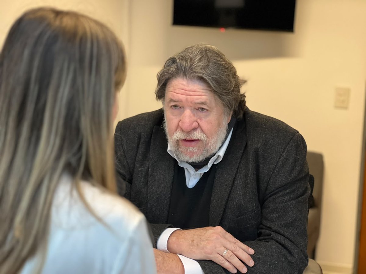 Lozano_Claudio's tweet photo. LOZANO RESPALDÓ A CAREN TEPP EN SU PROYECTO DE LEY SOBRE ENDEUDADOS

Claudio Lozano, presidente de Unidad Popular se reunió con la legisladora de Ciudad Futura-Fuerza Patria, Caren Tepp,  en el marco de la Sesión que en el día de la fecha, logró emplazar a las comisiones parlamentarias de diputados, para que traten y dictaminen sobre los proyectos que abordan el problema de los endeudados. Con su visita, Lozano respaldó el proyecto presentado por la diputada.

Lozano fundó las razones para el apoyo al proyecto de Caren Tepp, en el hecho de que el mismo, le da “un corte definitivo al problema, asume la necesidad de efectuar una quita sobre el capital adeudado, que por otra parte debe ser mayor cuanto más antigua sea la deuda. Además, el proyecto determina que los costos de las reestructuraciones de deuda no deben caer sobre el Estado, sino que deben ser absorbidos por los acreedores financieros.”

“En este sentido, sostiene que las tasas de interés usurarias cobradas por el sistema financiero, pero sobre todo por los proveedores financieros no bancarios, cubren con los créditos que no están en mora, la pérdida que puede generarse con aquellos que están en situación irregular y que deben ser reestructurados. Corresponde precisar en este punto que, la mayor cantidad de gente en situación de morosidad, son deudores de los proveedores financieros no bancarios por montos sumamente pequeños de deuda.”

@carentepp 

#UnidadPopular #ProyectoDeLeyEndeudados