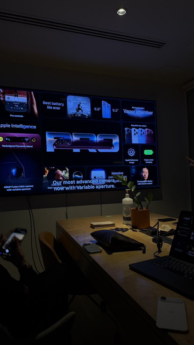 Jum_SM's tweet photo. Yess give people what they've been waiting for!! #AppleEvent https://t.co/9scGe1vY50