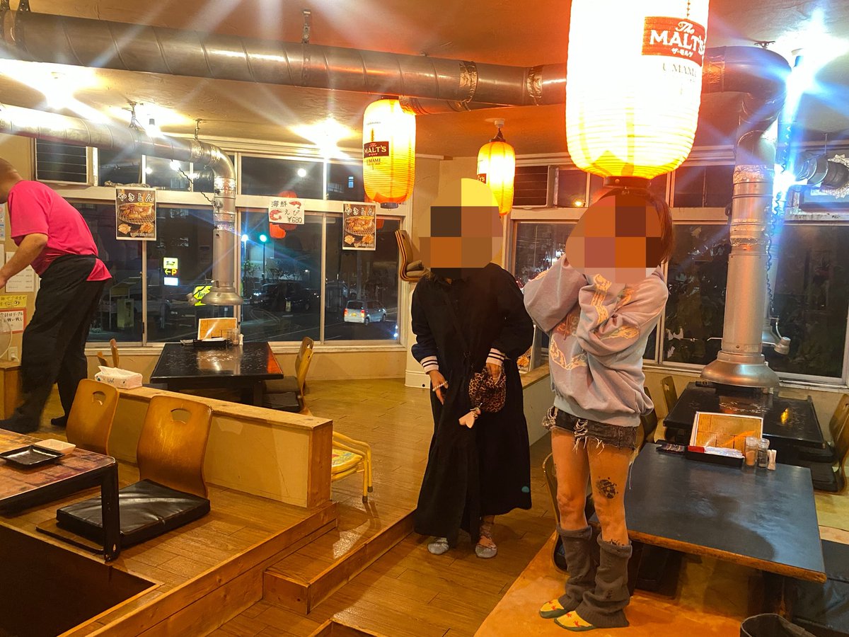 hazelblog's tweet photo. @7903nakuo 店内は1階カウンター席、2階にテーブル3席と掘りごたつ2席で、大人数での利用も可能。仕事帰りにホルモンで1杯🍺なんて方にもおすすめしたいお店です。
1人で来てもね、板長（カルビ）のなくおさんが楽しいトークでお相手してくれるから安心だよ！ https://t.co/u6V5ET9Ttf